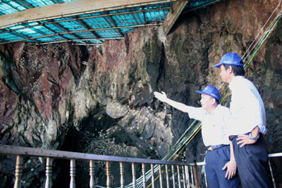 &Ocirc;ng L&ecirc; Hữu Ho&agrave;ng - Tổng Gi&aacute;m đốc C&ocirc;ng ty Yến s&agrave;o Kh&aacute;nh H&ograve;a giới thiệu c&ocirc;ng tr&igrave;nh m&aacute;i che hang yến.